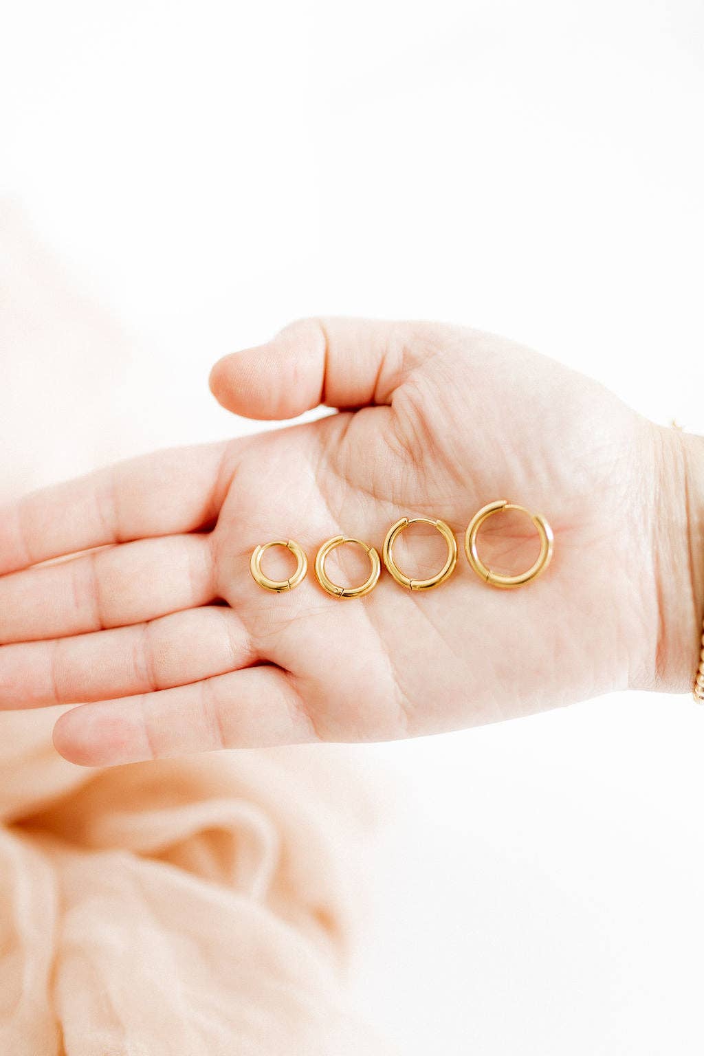 Huggie Earrings - Scarlett Hoop Gold 14mm