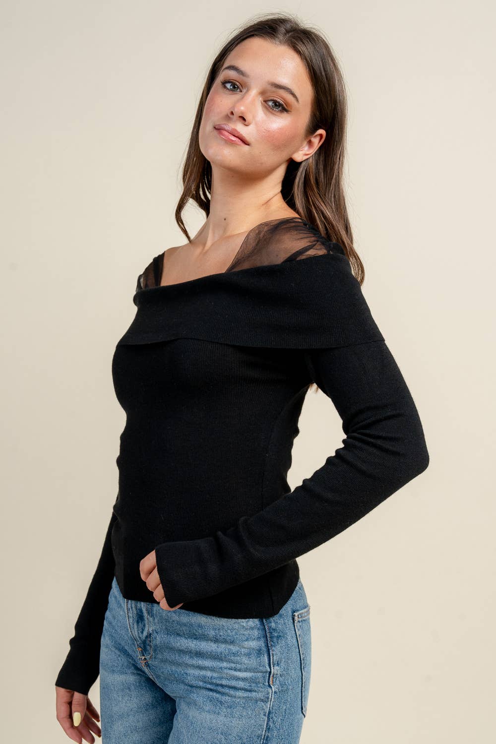 BEIVY OFF-SHOULDER LONG SLEEVE TOP WITH LACE DETAIL ON